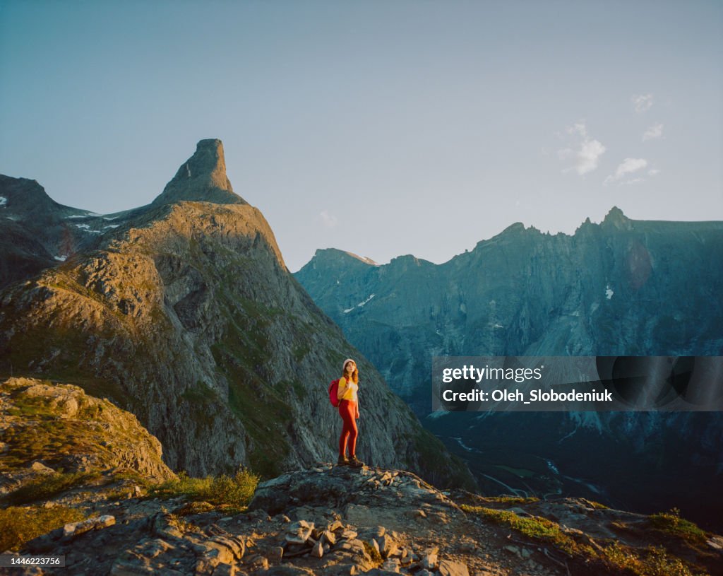 Frau wandert im Herbst in den österreichischen Alpen
