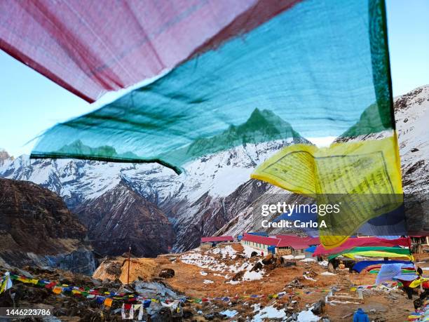 annapurna base camp, flags of prayer, nepal - annapurna circuit stockfoto's en -beelden