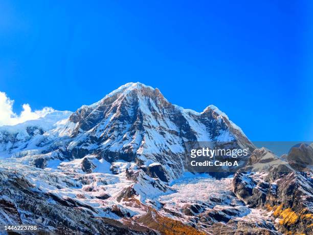 snowcapped mountain as views from annapurna base camp - base camp stock-fotos und bilder