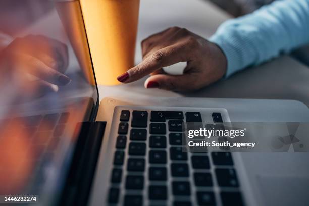 woman turning of laptop in the office - turning on or off imagens e fotografias de stock