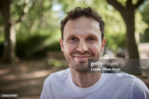 portrait of smiling man in nature - 35 39 jahre stock-fotos und bilder