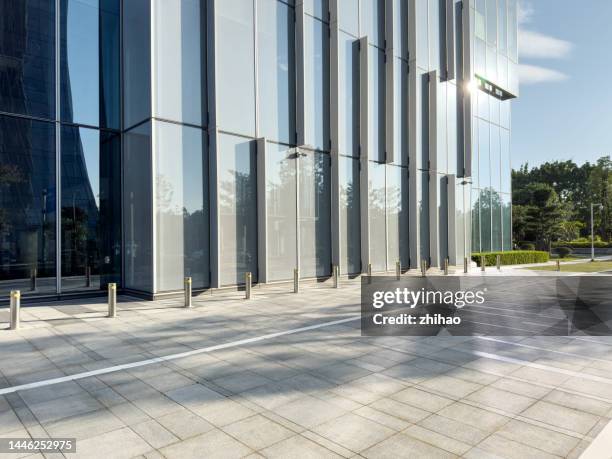 empty space outside a modern office building - glass building road stockfoto's en -beelden