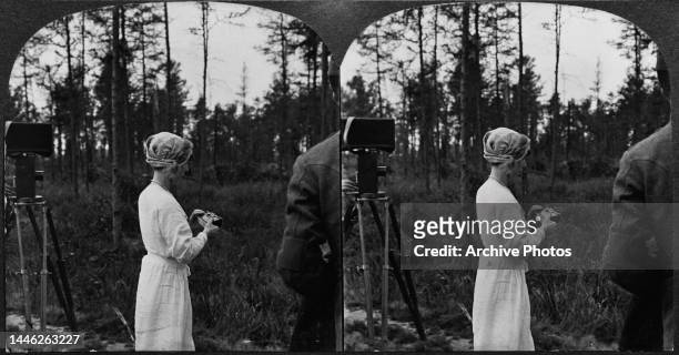 Stereoscopic image showing Belgian Royal Elisabeth of Bavaria, Queen of the Belgians taking photographs during the visit of the US President to...