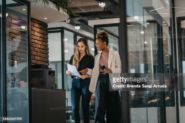 会社の廊下を歩く若い女性社員 - business south america ストックフォトと画像