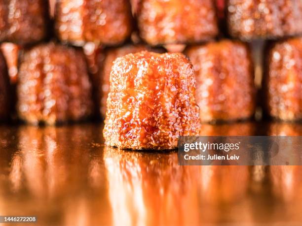 cannelés bordelais - canele stockfoto's en -beelden