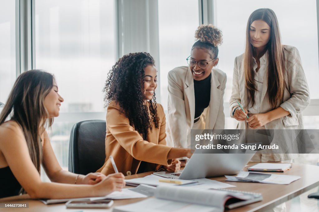 Mulheres empenhadas na resolução de problemas