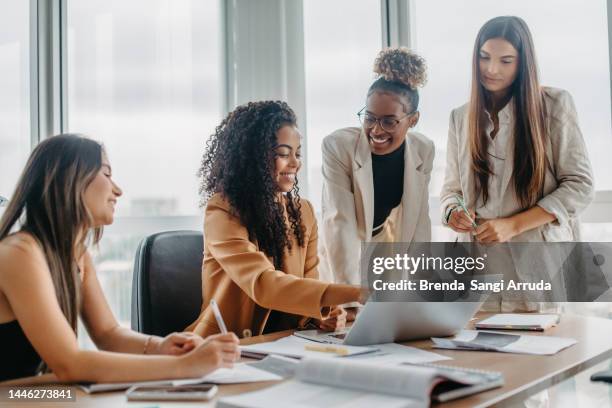 women engaged in solving problems - kvinna bara bildbanksfoton och bilder