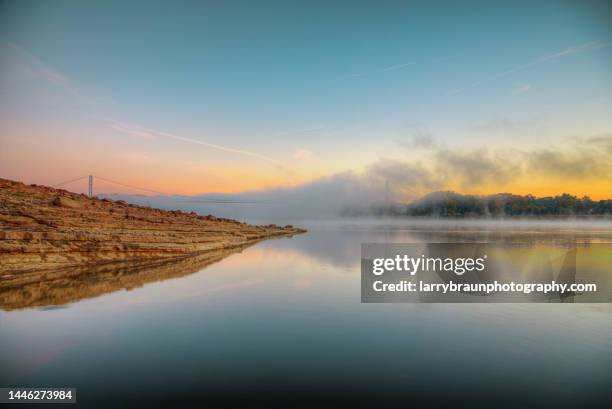 rock structures on the bank of the mississippi river - mississippi fluss stock-fotos und bilder