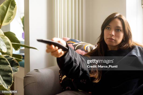 mulher em casa assistindo filme - apple tv - fotografias e filmes do acervo