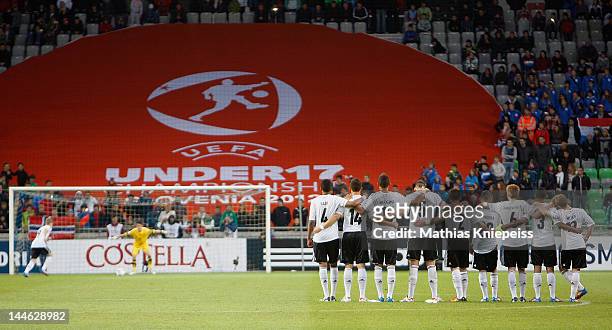 The players of Germany are line up during the penalty shootout at the UEFA U17 European Championship game between Netherlands and Germany at SRC...
