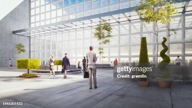 geschäftsleute spazieren durch den büro-lobby-park - büropark stock-fotos und bilder