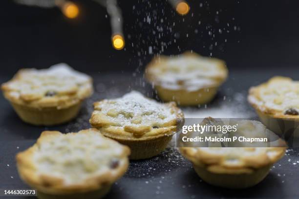 mince pies  - traditional christmas food - christmas mince pies stock-fotos und bilder