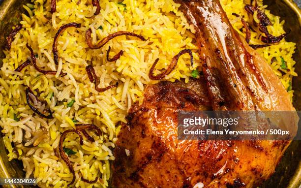 close up macro of delicious indian dish biryani chicken leg with - chispes - fotografias e filmes do acervo