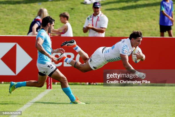 Luciano Gonzalez of Argentina dives for a try during the match between Argentina and Uruguay on day one of the HSBC World Rugby Sevens Series - Dubai...