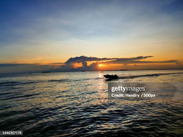 scenic view of sea against sky during sunset - bateau à moteur photos et images de collection