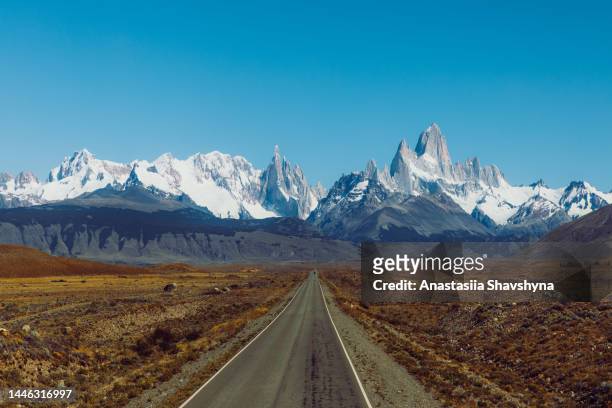 high-angle view of the scenic road with mountains view in patagonia region of argentina - santa cruz province argentina 個照片及圖片檔