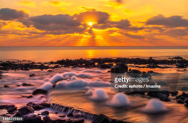 long exposure of sunrise over the sea in seogwipo, jeju island - jeju - fotografias e filmes do acervo