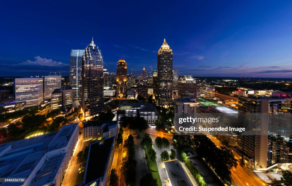 Midtown Atlanta iluminado en el crepúsculo