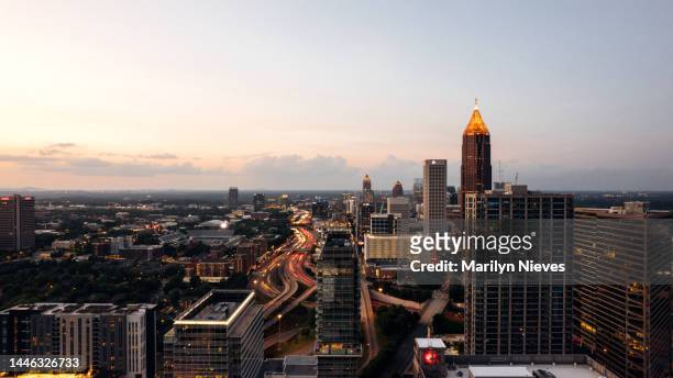 traffic flowing into the city - atlanta traffic stock pictures, royalty-free photos & images