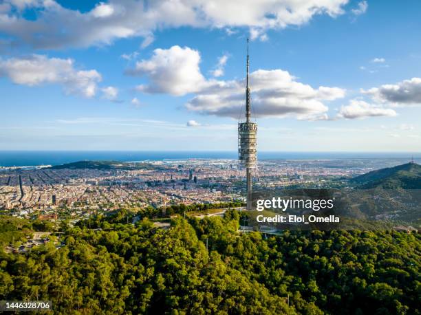 vista de la torre collserola (torre de collserola) en la montaña del tibidabo en barcelona - tibidabo fotografías e imágenes de stock