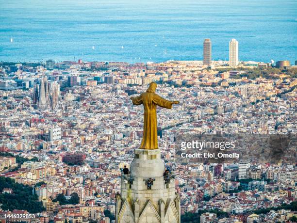 statue of jesus with outstretched arms at sagrat cor church with barcelona in the background - tibidabo 個照片及圖片檔