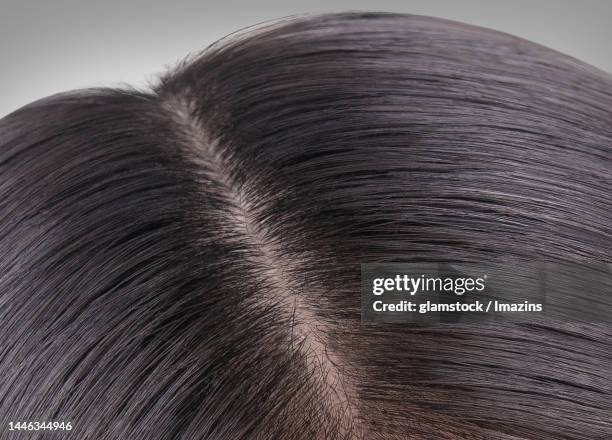 close-up, scalp, hair, woman, top angle, parting - hair parting stockfoto's en -beelden