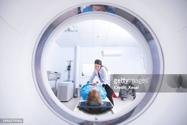 paciente con cáncer y tratamiento moderno - radiologist fotografías e imágenes de stock
