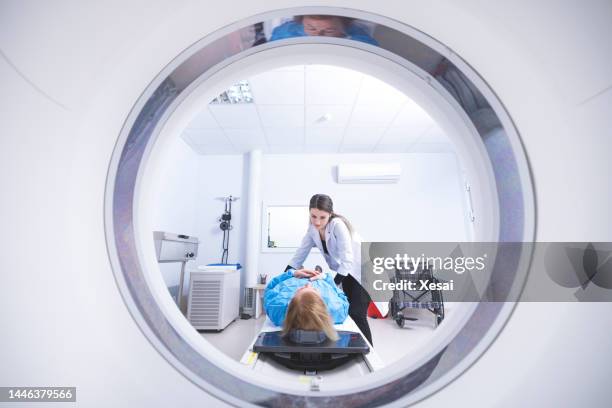 cancer patient and modern treatment - radiotherapie stockfoto's en -beelden