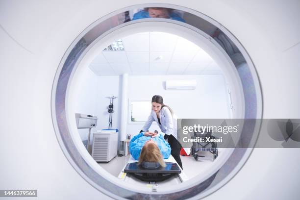 cancer patient and modern treatment - alternative therapy imagens e fotografias de stock