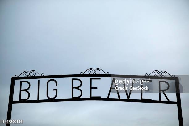 entering the town of big beaver - hierro forjado fotografías e imágenes de stock