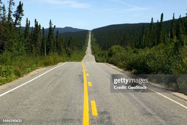 a paved road in the wilderness - labrador photos et images de collection