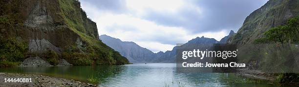 mt. pinatubo crater - mt pinatubo fotografías e imágenes de stock