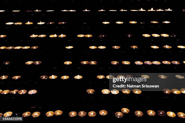 burning candle on black table. memory day - mémorial photos et images de collection