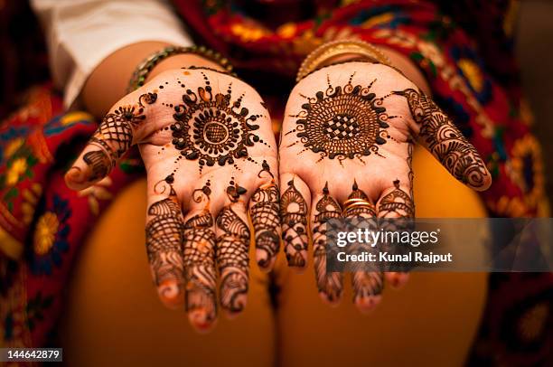 close up of mehndi on hands - henna stockfoto's en -beelden