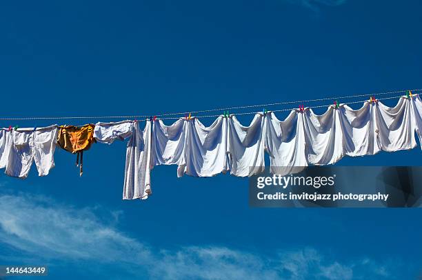 laundry line - corde à linge photos et images de collection