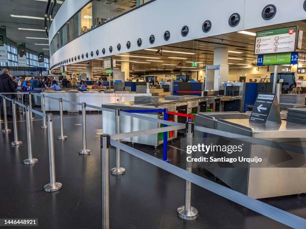 passengers going through security area at vienna airport - flughafen wien stock-fotos und bilder