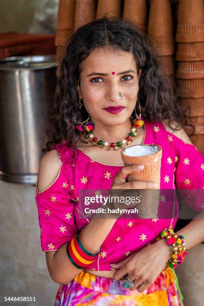 indisches mädchen trinkt ein lassi in der rosa stadt jaipur, indien - lassi stock-fotos und bilder