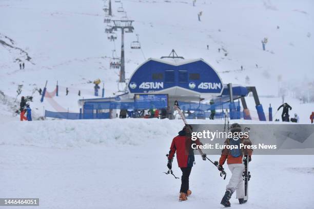 Several people in the vicinity of the ski lift, on the day the ski season starts, at the Astun ski resort, on December 3 in xx, Huesca, Aragon,...