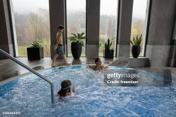 familia joven disfrutando de vacaciones en hotel de lujo - girls in hot tub fotografías e imágenes de stock