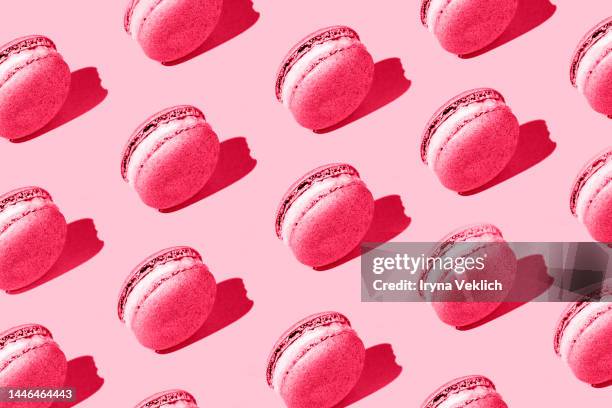pattern made of tasty  french macaroons or macarons, macaruns in color of the year 2023 viva magenta. - candy samples ストックフォトと画像