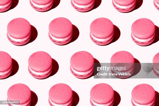 pattern made of tasty  french macaroons or macarons, macaruns in color of the year 2023 viva magenta. - candy samples ストックフォトと画像