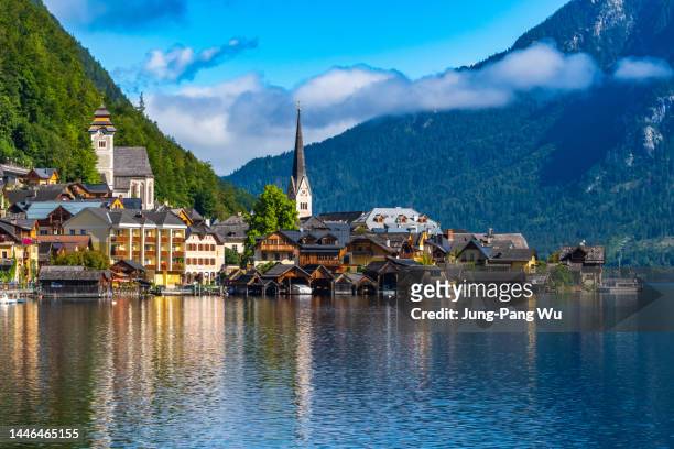 hallstatt village and hallstatter see lake in austria - gmunden austria stock pictures, royalty-free photos & images