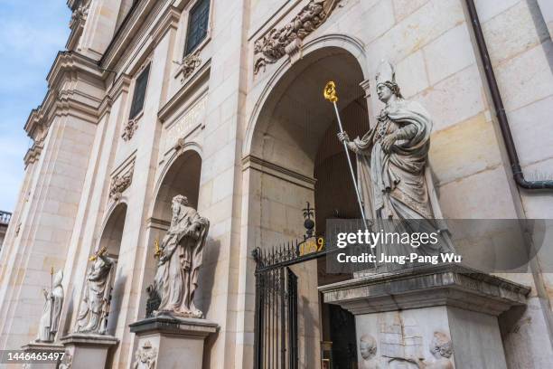 the statues at the entrance of salzburg cathedral - domplatz salzburg stock-fotos und bilder