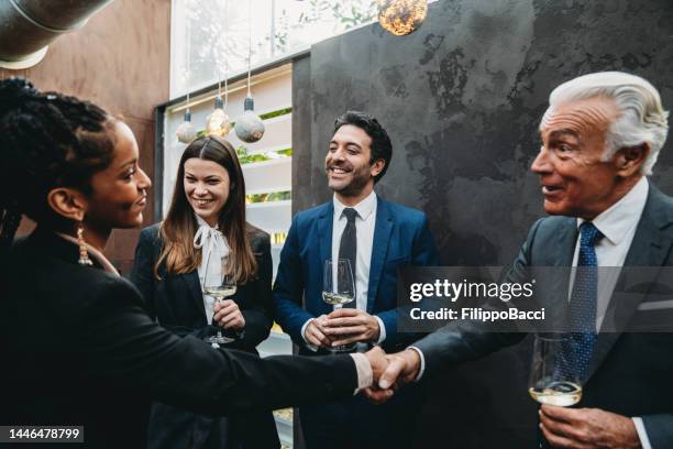 business meeting in a restaurant - happy hour stockfoto's en -beelden