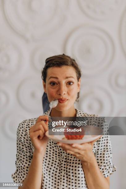 lovely sweets - taartpunt stockfoto's en -beelden