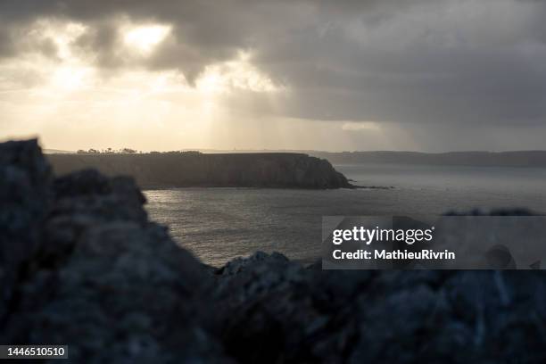 crozon et ses tas de pois depuis la pointe de pen hir - kapen stockfoto's en -beelden