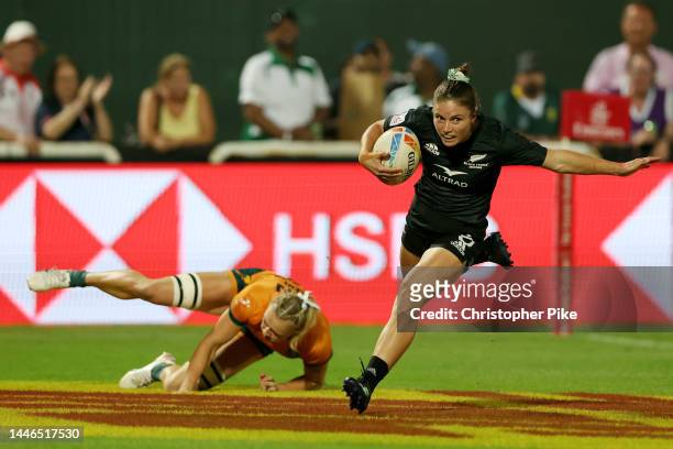 Michaela Blyde of New Zealand runs the ball for a try during the Women's Cup Final match between New Zealand and Australia on Day Two of the HSBC...