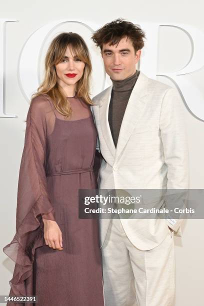 Suki Waterhouse and Robert Pattinson attend the Dior Fall 2023 Menswear Show on December 03, 2022 in Giza, Egypt.