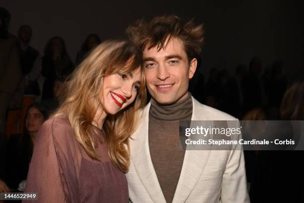 Suki Waterhouse and Robert Pattinson attend the Dior Fall 2023 Menswear Show on December 03, 2022 in Giza, Egypt.