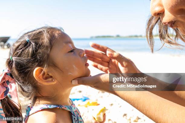 sunscreen is important - parasols stockfoto's en -beelden